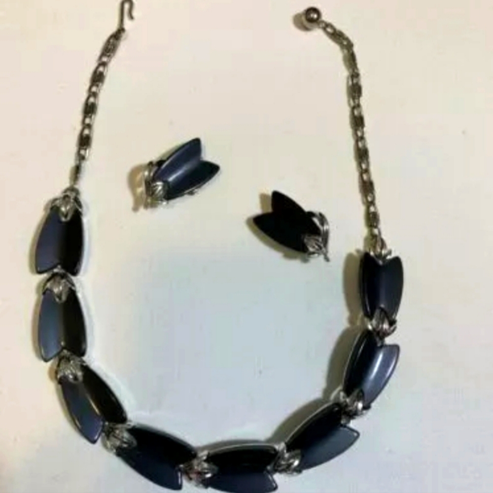 Lisner Dark Gray Moonglow Thermostat Lucite Necklace And Earrings